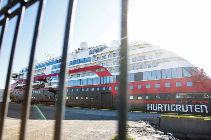 &copy; Reuters. FILE PHOTO: The Hurtigruten cruise liner MS Roald Amundsen is moored due the coronavirus disease (COVID-19) outbreak on board, in Breivika, Tromso, Norway August 3, 2020. Terje Pedersen/NTB Scanpix/via REUTERS   