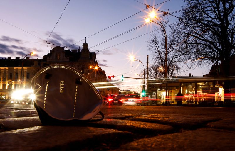 © Reuters. A FFP2 mask is seen on a street while cars pass by as Austria's Government imposes new coronavirus disease (COVID-19) measures requiring people to wear masks outdoors when in crowd, in Vienna, Austria January 6, 2022. REUTERS/Leonhard Foeger