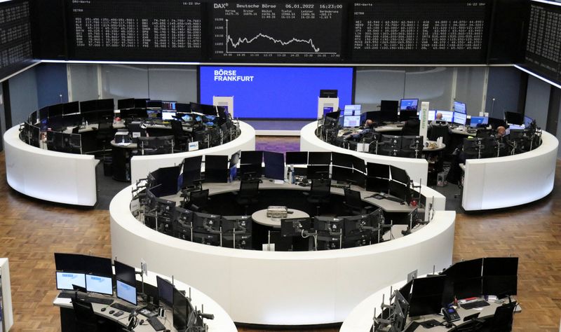 &copy; Reuters. شاشات تعرض بيانات مؤشر داكس الألماني في بورصة فرانكفورت يوم الخميس. تصوير: رويترز. 