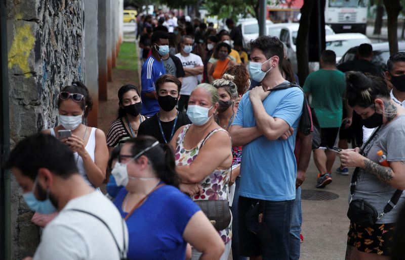 © Reuters. Fila de pessoas para fazer teste de Covid-19 no Rio de Janeiro
06/01/2022
REUTERS/Ricardo Moraes