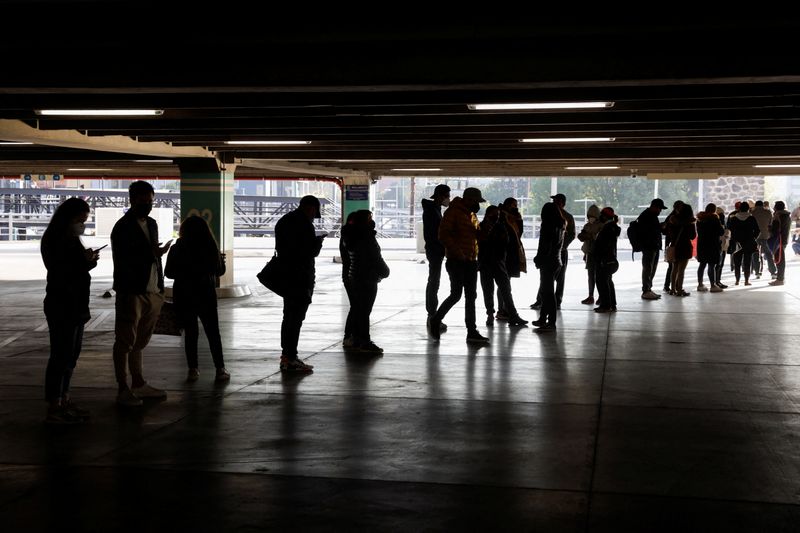 &copy; Reuters. 中南米で新型コロナウイルス感染が広がっている。メキシコ市で６日撮影（２０２２年　ロイター/Luis Cortes）