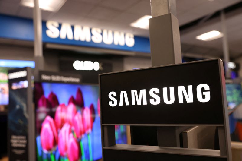 &copy; Reuters. FILE PHOTO: Samsung signage is seen in a store in Manhattan, New York City, U.S., November 22, 2021. REUTERS/Andrew Kelly