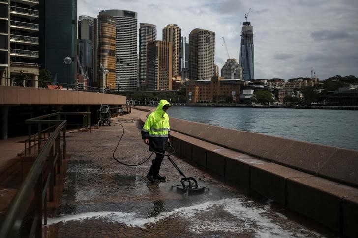 &copy; Reuters. 豪ニューサウスウェールズ（ＮＳＷ）州が、新型コロナウイルスの感染急拡大を受けてナイトクラブの閉鎖や急を要さない手術の取りやめなど規制を再導入すると、現地紙シドニー・モーニ