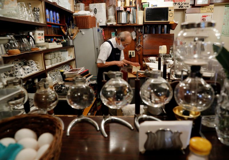 &copy; Reuters. FILE PHOTO: Shizuo Mori, the owner of Heckeln coffee shop makes sandwiches for customers at his shop in Tokyo, Japan, October 8, 2021. REUTERS/Kim Kyung-Hoon