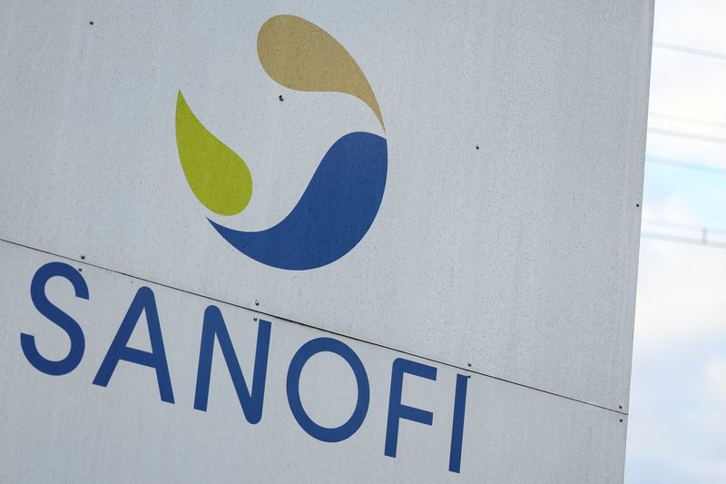 &copy; Reuters. FILE PHOTO: The logo of Sanofi is seen, in front of a production site in Aramon, France, December 23, 2021. REUTERS/Sarah Meyssonnier
