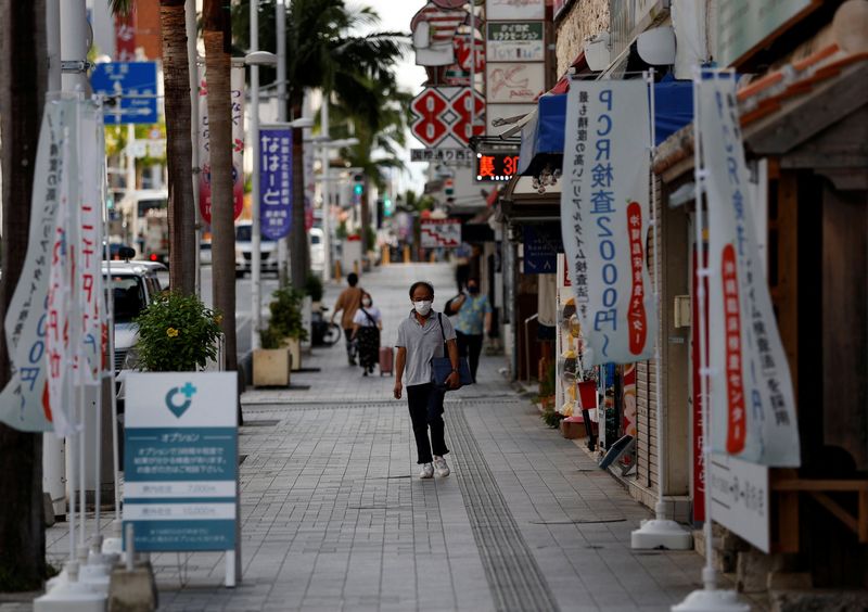 &copy; Reuters. Le Japon devrait annoncer vendredi des mesures sanitaires d'urgence dans trois régions afin d'enrayer une flambée de l'épidémie de coronavirus que certains représentants ont attribuée aux bases militaires américaines dans le pays. /Photo d'archives