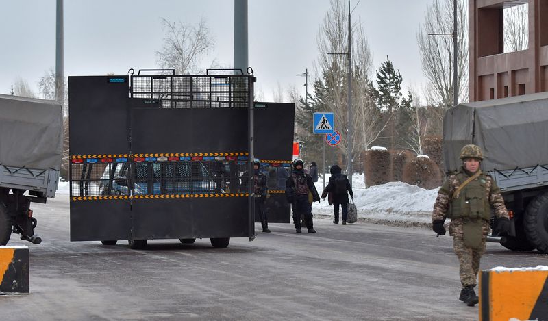 &copy; Reuters. Agentes de las fuerzas del orden kazajas bloquean una calle que conduce a la residencia presidencial oficial Akorda tras las protestas contra el Gobierno, después de la decisión de las autoridades de levantar los límites de los precios del gas licuado 