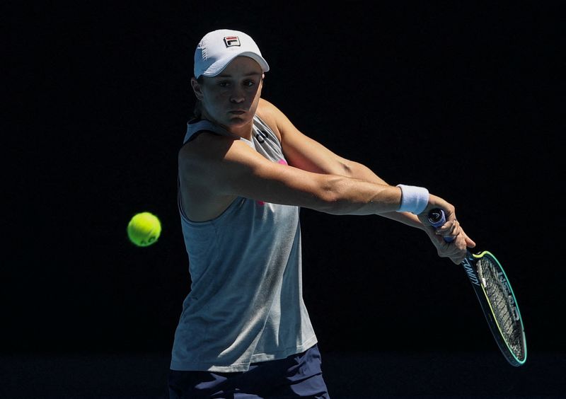© Reuters. لاعبة التنس الأسترالية آشلي بارتي المصنفة الأولى عالميا  أثناء التدريب في ملبورن في 29 ديسمبر كانون الأول 2021. تصوير لورين إليوت - رويترز.
