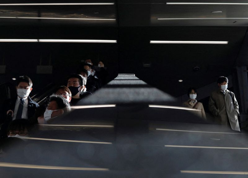 &copy; Reuters.     東京都は７日、新たに９２２人の新型コロナウイルス感染が確認されたと発表した。資料写真、都内の駅、同日撮影（２０２２年　ロイター／Issei Kato）