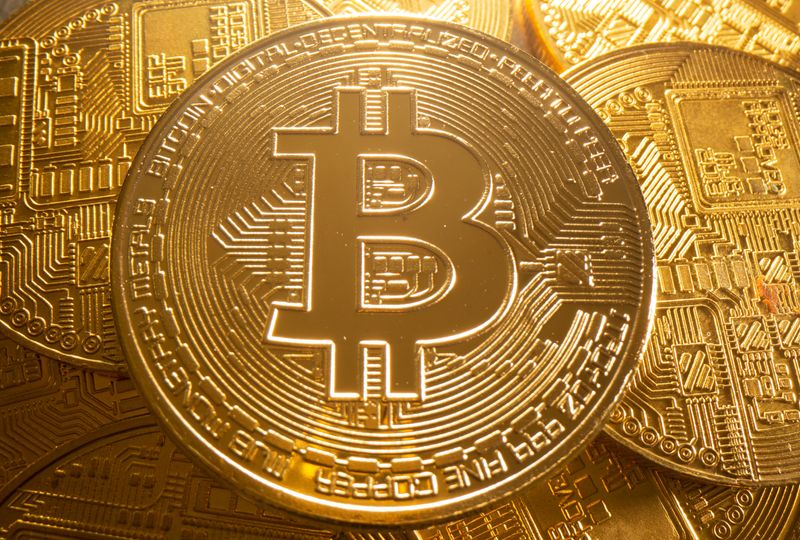 &copy; Reuters. FILE PHOTO: A representation of cryptocurrency Bitcoin is seen in this illustration taken August 6, 2021. REUTERS/Dado Ruvic/Illustration