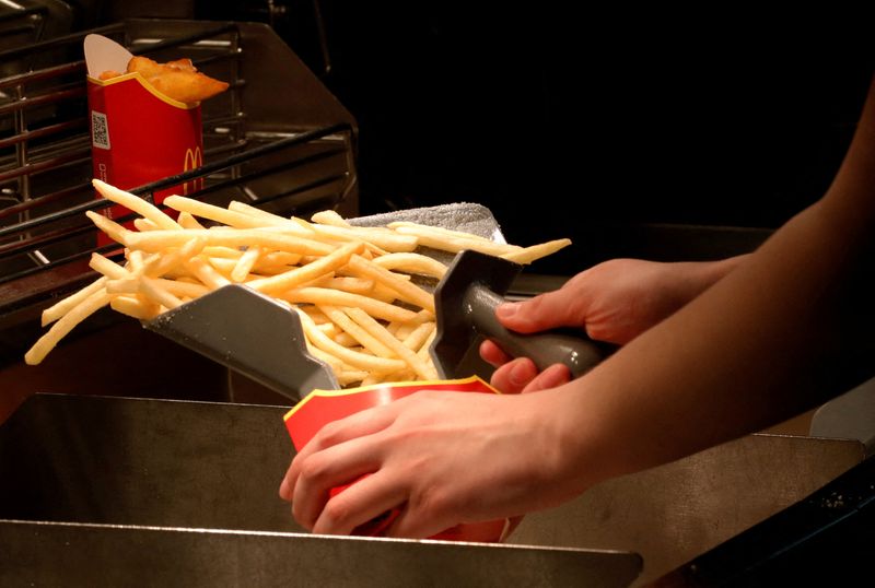 © Reuters. FILE PHOTO: An employee cooks French fries at a McDonald's restaurant in Moscow, Russia April 24, 2018. REUTERS/Tatyana Makeyeva