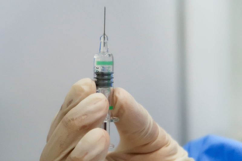 &copy; Reuters. FILE PHOTO: A nurse holds a syringe containing a coronavirus vaccine made by the Beijing Institute of Biological Products, a unit of Sinopharm subsidiary China National Biotec Group (CNBG), at a vaccination center during a government-organized visit, in B