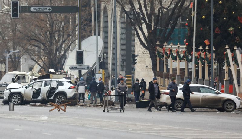 &copy; Reuters. 中央アジア・カザフスタンのトカエフ大統領は７日、デモ参加者を「無法者」や「テロリスト」と呼んだ上で、さらなる騒乱が起きれば射殺するよう命じたと表明した。騒乱後のアルマトイ