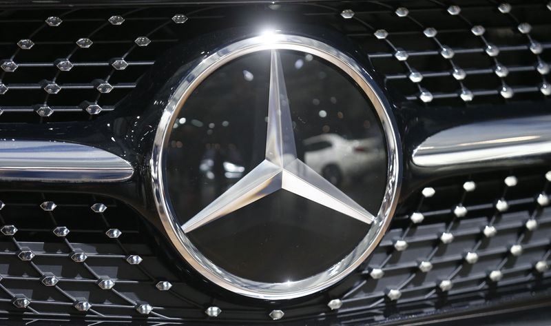 &copy; Reuters. FILE PHOTO: The logo of Mercedes-Benz is pictured on a car prior to the Daimler annual shareholder meeting in Berlin, Germany, April 6, 2016.  REUTERS/Hannibal Hanschke