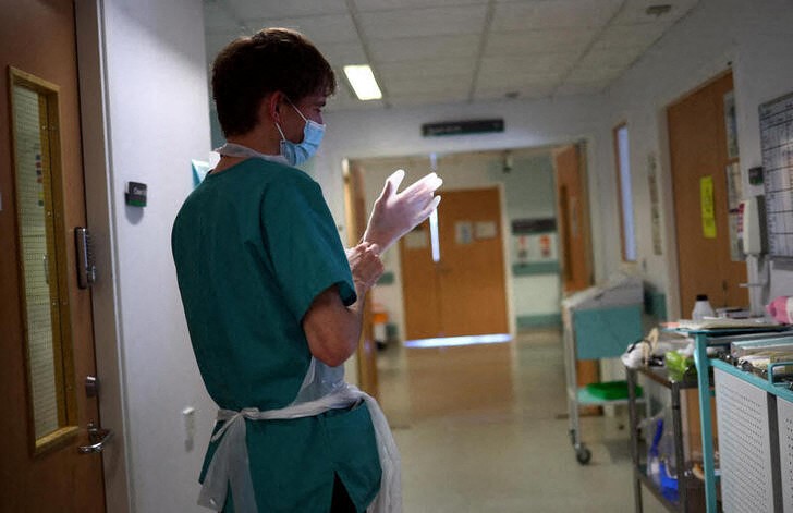 &copy; Reuters. Profissional da saúde em hospital em Blackburn, no Reino Unido
14/05/2020 REUTERS/Hannah McKay