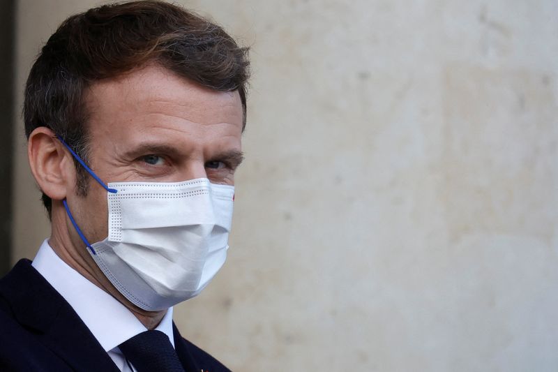 &copy; Reuters. Emmanuel Macron a déclaré vendredi assumer totalement ses propos sur les non-vaccinés contre le COVID-19, qui ont suscité de nombreuses critiques dans le monde politique et ont affecté l'examen du projet de loi sur le "pass vaccinal" à l'Assemblée 