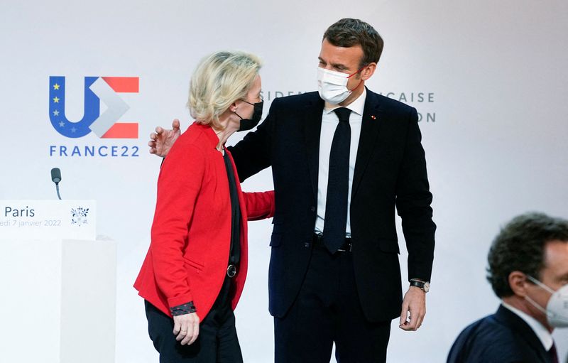 &copy; Reuters. El presidente francés, Emmanuel Macron, habla con la presidenta de la Comisión Europea, Ursula von der Leyen, al final de una conferencia de prensa en el Palacio del Elíseo en París, Francia, 7 de enero de 2022. REUTERS/Michel Euler