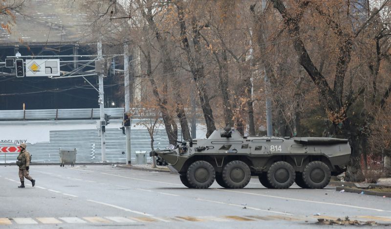 &copy; Reuters. FILE PHOTO: A Kazakh service member walks near an armoured personnel carrier following the protests triggered by fuel price increase in Almaty, Kazakhstan January 7, 2022. REUTERS/Pavel Mikheyev/File Photo