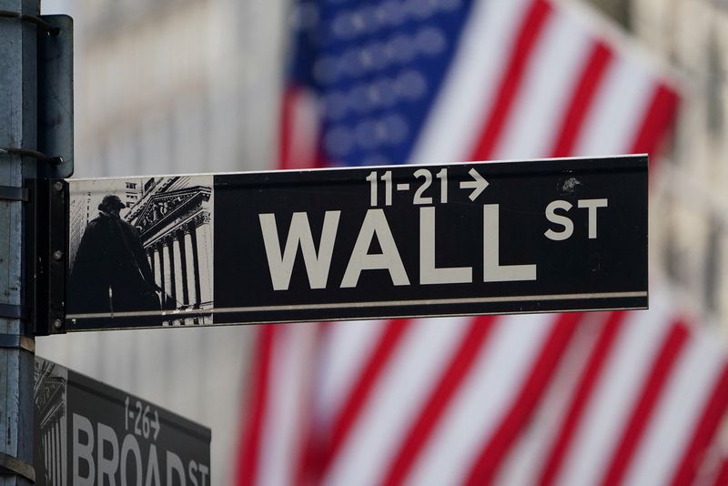 © Reuters. FILE PHOTO: The Wall Street sign is pictured at the New York Stock exchange (NYSE) in the Manhattan borough of New York City, New York, U.S., March 9, 2020. REUTERS/Carlo Allegri