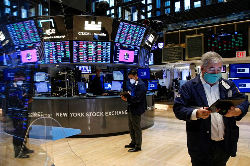 © Reuters. FILE PHOTO: Traders work on the floor of the New York Stock Exchange (NYSE) in New York City, U.S., January 6, 2022. REUTERS/Brendan McDermid