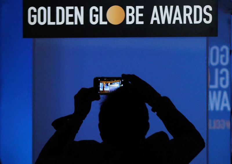 &copy; Reuters. Una persona hace una foto antes del anuncio de las nominaciones a la 79ª edición de los Globos de Oro en Beverly Hills, California, Estados Unidos. 13 de diciembre de 2021. REUTERS/Mario Anzuoni