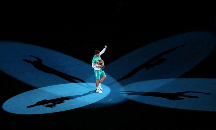 &copy; Reuters. Tenista sérvio Novak Djokovic após conquistar o troféu em Melbourne, Austrália 21/02/2021 REUTERS/Kelly Defina
