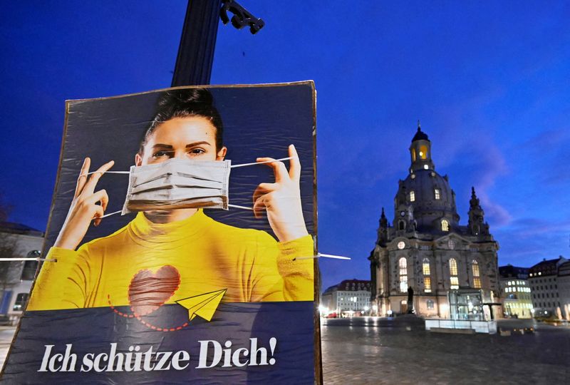 &copy; Reuters. Foto de archivo ilustrativa de un cartel de la campaña de prevención del COVID-19 en Dresden
Dic 14, 2020. REUTERS/Matthias Rietschel/ 
