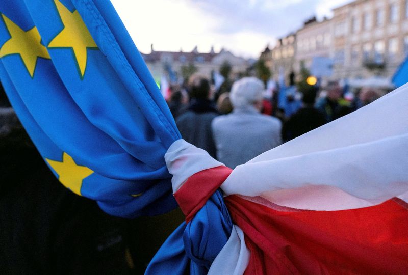 &copy; Reuters. FOTO DE ARCHIVO: Las banderas de Polonia y de la Unión Europea atadas juntas durante una manifestación en apoyo de la pertenencia de Polonia a la Unión Europea después de que el Tribunal Constitucional del país dictaminara la primacía de la Constitu