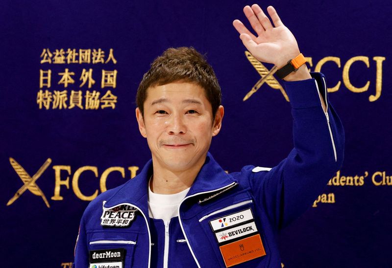 &copy; Reuters. El multimillonario japonés Yusaku Maezawa, quien regresó a la Tierra el mes pasado después de un viaje de 12 días en el espacio, asiste a una conferencia de prensa después de su retorno a Japón, en el Club de Corresponsales Extranjeros de Japón en 