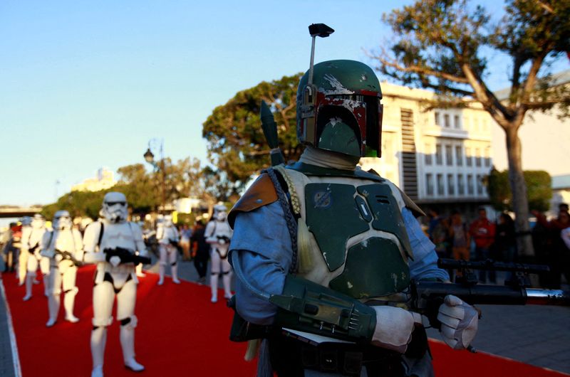 &copy; Reuters. Homem vestido de Boba Fett  em desfile de personagens de Star Wars em Túnis
30/04/2014
REUTERS/Anis Mili