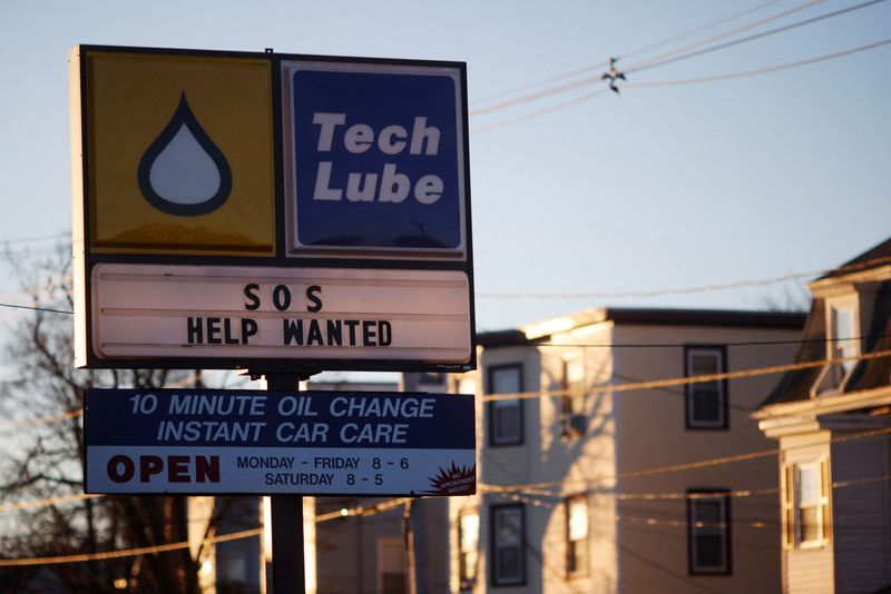 &copy; Reuters. Foto del martes de un cartel de búsqueda de personal en un negocio de cambio de aceite en Brockton, Massachusetts
Ene 4, 2022.   REUTERS/Brian Snyder