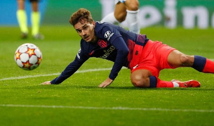 &copy; Reuters. IMAGEN DE ARCHIVO. El delantero del Atlético de Madrid Antoine Griezmann durante un partido ante el FC Porto por la Liga de Campeones, en el Estadio do Dragao, Porto, Portugal - Diciembre 7, 2021 REUTERS/Pedro Nunes