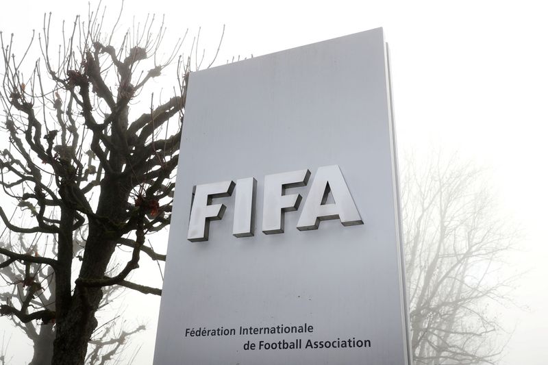 &copy; Reuters. شعار الاتحاد الدولي لكرة القدم (الفيفا) أمام مقره في زوريخ في صورة من أرشيف رويترز. 