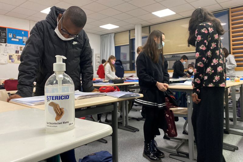 &copy; Reuters. Le premier syndicat d'enseignants des écoles primaires en France a lancé vendredi un appel à la grève pour le jeudi 13 janvier, dénonçant une "pagaille indescriptible" dans les écoles soumises à un protocole sanitaire en constante évolution et pr