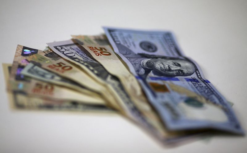 &copy; Reuters. Imagen de achivo ilustrativa de billetes de reales brasileños y dólares estadounidenses en una casa de cambio en Río de Janeiro