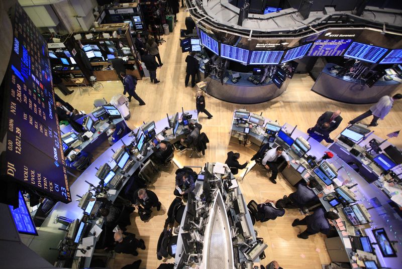 © Reuters. FILE PHOTO: Traders work on the floor of the New York Stock Exchange December 13, 2011.  REUTERS/Brendan McDermid 