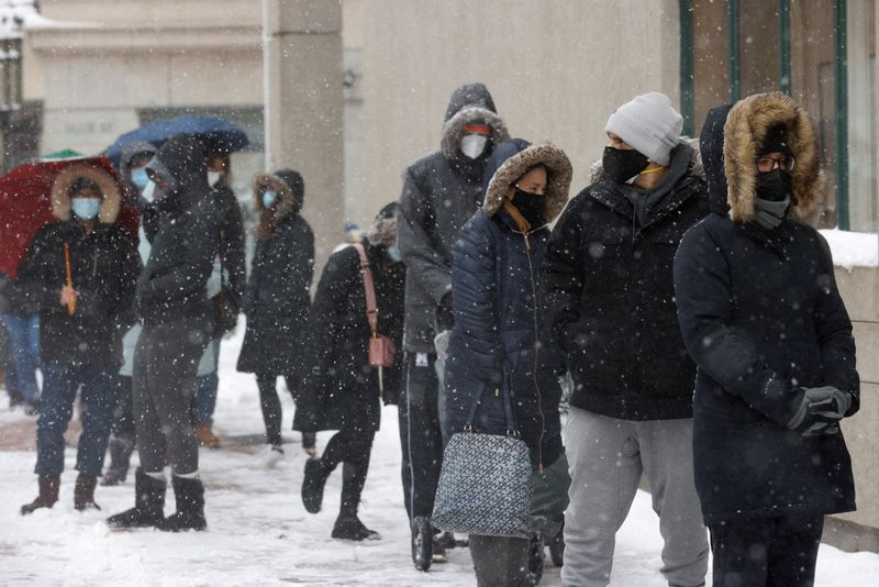 &copy; Reuters. FILE PHOTO: People wait outside in the falling snow for a test for the coronavirus disease (COVID-19) at Tufts Medical Center in Boston, Massachusetts, U.S., January 7, 2022.   REUTERS/Brian Snyder