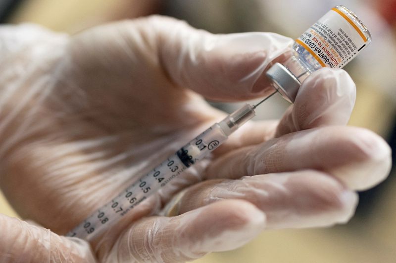 &copy; Reuters. FILE PHOTO: A vaccinator draws a Pfizer-BioNTech coronavirus disease (COVID-19) pediatric vaccine in Lansdale, Pennsylvania, U.S., December 5, 2021. REUTERS/Hannah Beier