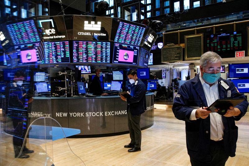 &copy; Reuters. Traders work on the floor of the New York Stock Exchange (NYSE) in New York City, U.S., January 6, 2022. REUTERS/Brendan McDermid