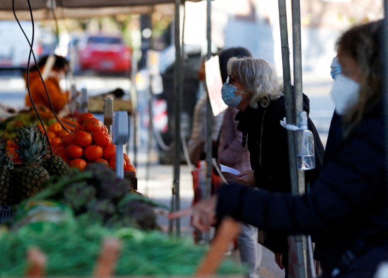 &copy; Reuters. FILE PHOTO: A customer asks for prices at a greengrocery store in a street market, in Buenos Aires, Argentina June 15, 2021. Picture taken June 15, 2021. REUTERS/Agustin Marcarian/File Photo