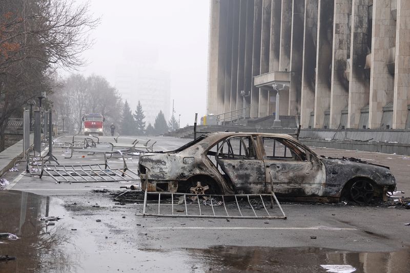 &copy; Reuters. FILE PHOTO: A view shows a burnt car following the protests triggered by fuel price increase outside the city administration headquarters in Almaty, Kazakhstan January 7, 2022. REUTERS/Stringer