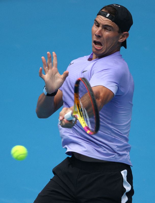 © Reuters. لاعب التنس الإسباني رفائيل نادال أثناء تدريب في ملبورن باستراليا حيث يشارك في بطولة ملبورن للتنس يوم 5 يناير كانون الثاني 2022. تصوير: لورين إيليوت - رويترز.