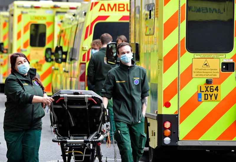 &copy; Reuters. عاملون في مجال الصحة ينقلون معدات بين سيارات إسعاف خارج مستشفى لندن الملكي وسط تفشي جائحة كورونا يوم الجمعة. تصوير: توبي ملفيل - رويترز.