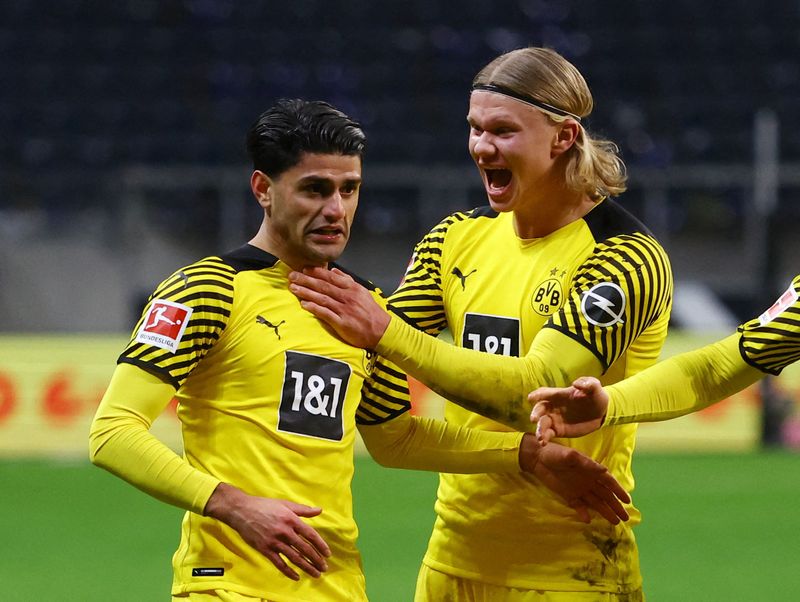 &copy; Reuters. إرلينج هالاند ومحمود داوود يحتفلان بتسجيل الهدف الثالث لبروسيا دورتموند في مباراة أمام أينتراخت فرانكفورت في دوري الدرجة الأولى الألماني 
