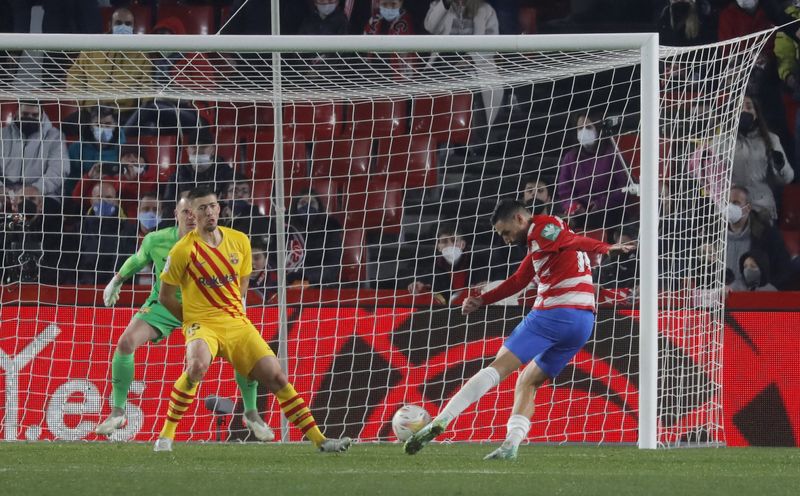 &copy; Reuters. أنطونيو بويرتاس يسجل هدف التعادل لغرناطة في المباراة أمام برشلونة في دوري الدرجة الأولى الإسباني لكرة القدم يوم السبت. تصوير: جون نازكا - رو