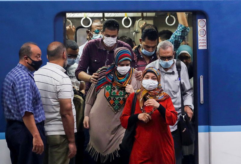 &copy; Reuters. أشخاص يضعون كمامات يهبطون من قطار مترو الأنفاق في القاهرة يوم 14 نوفمبر تشرين الثاني 2021. تصوير: محمد عبد الغني - رويترز