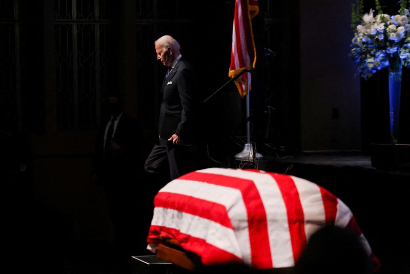 © Reuters. U.S. President Joe Biden walks past a coffin as he attends the memorial service honoring former U.S. Senate Majority Leader Harry Reid at The Smith Center for the Performing Arts in Las Vegas, Nevada, U.S., January 8, 2022. REUTERS/Evelyn Hockstein