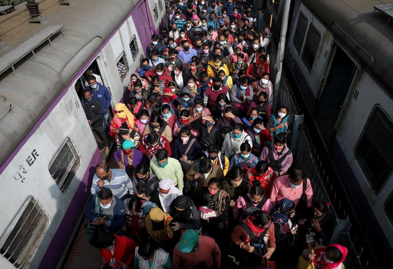 &copy; Reuters. مسافرون يغادرون رصيف سكة حديد في كولكاتا في الخامس من يناير كانون الثاني 2022. تصوير: روباك دي تشودري - رويترز