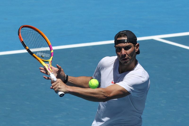 &copy; Reuters. El tenista español Rafael Nadal practica de cara al Abierto de Australia 2022 en Melbourne Park en Melbourne, Australia. 3 de enero, 2022. REUTERS/Loren Elliott