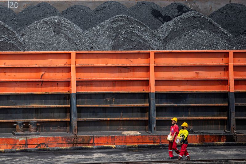 &copy; Reuters. 　インドネシア政府は９日、石炭輸出停止措置について石炭および関連業界との会合を再び開いた。業界関係者によると、政府側は国内発電所への石炭輸送上の問題を取り上げ、禁輸解除の